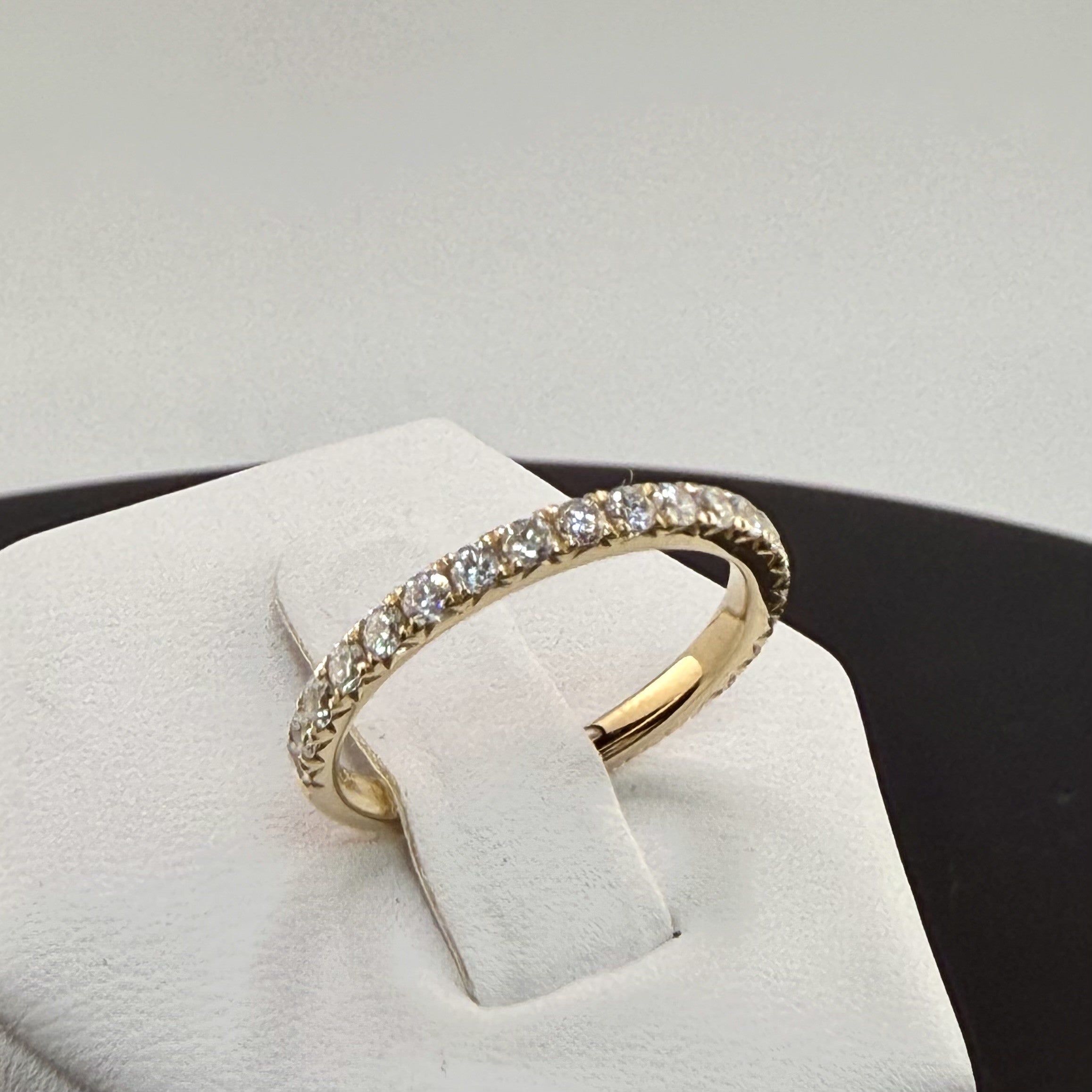 Round Diamond Pavé Wedding Band | .8cttw | 14K Yellow Gold 2mm