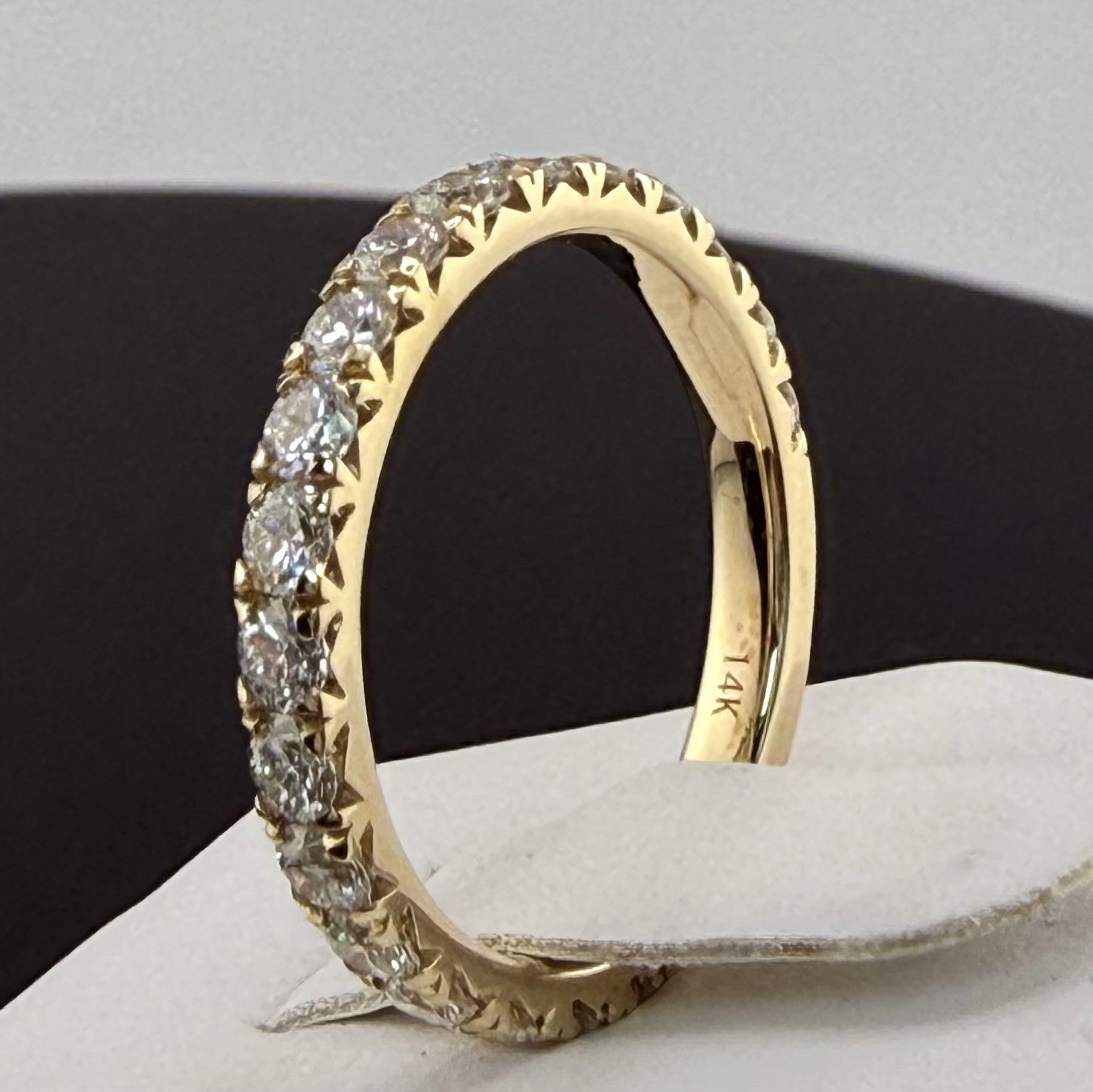 Round Diamond French Pavé Wedding Band | .96cttw | 14K Yellow Gold 2.5mm