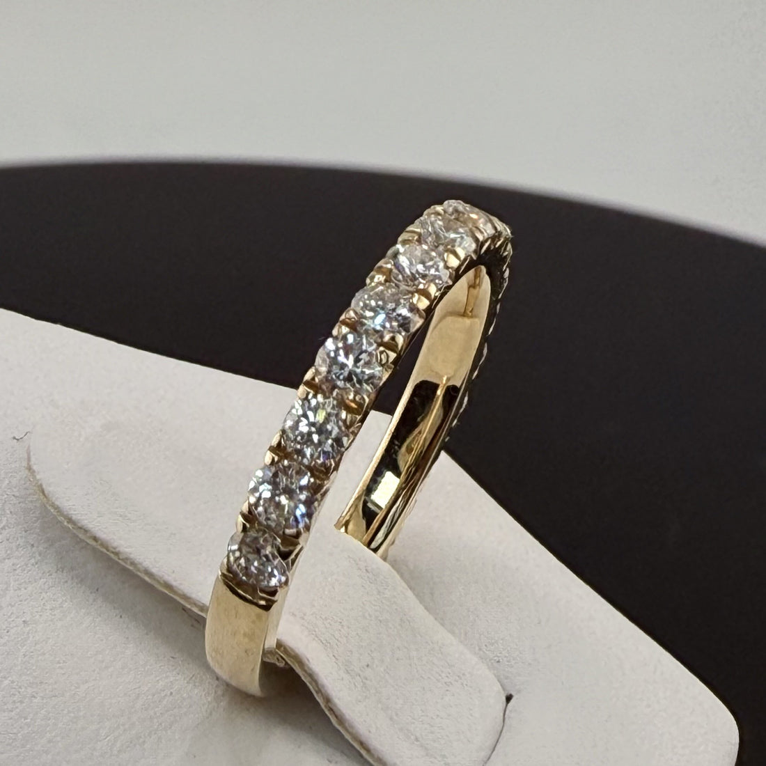 Round Diamond French Pavé Wedding Band | .96cttw | 14K Yellow Gold 2.5mm